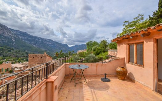Típica casa mallorquina con terraza e inmejorables vistas en el corazón de Fornalutx