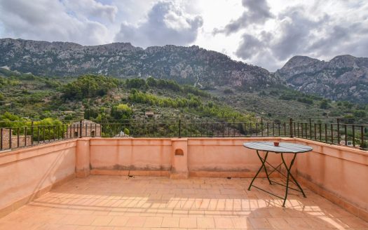 Típica casa mallorquina con terraza e inmejorables vistas en el corazón de Fornalutx