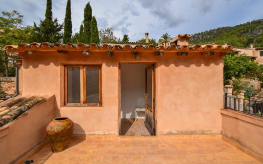 Típica casa mallorquina con terraza e inmejorables vistas en el corazón de Fornalutx